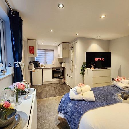 Studio Apartment The Den Colnbrook Kültér fotó